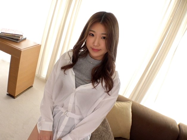 【長身美人の海外旅行資金調達】 エッチな撮影でお小遣い稼ぎ！ 敏感ボディがビクビク反応しちゃう♡