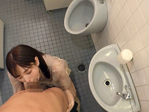 【OLの秘密の恋】 エモい彼氏とイチャラブ♡ 清楚な美人OLがトイレで大胆フェラしちゃう！