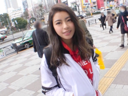 【巨乳ナンパ】むっちりボディの色白美女をゲット！敏感なパイパンマ○コをクンニ＆手マンで責めまくり、エッチな汁が溢れ出す！！