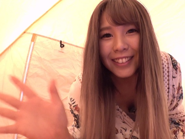 【野外テントで秘密のオナニー】美乳お姉さんが人目を忍んでテントの中で自慰行為！周りを気にしながらもエッチな声を漏らし、激しくイキまくる姿が超エロい♡