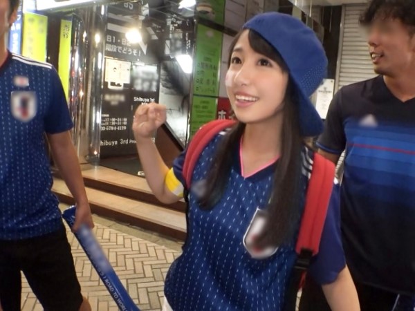 【W杯熱狂女子大生】サッカー観戦中の女子大生をナンパ！盛り上がる夜に3Pセックスで大興奮！代わる代わるチンポを味わい、メス顔全開でイキ乱れる姿が超エロい！♡