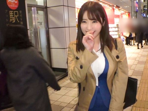 【美巨乳OLをゲット！】仕事帰りのFカップ美脚OLをナンパ成功！ホテルでピンクの乳首をチラ見せしながら、着衣のままエッチなことしちゃう！スーツ姿で感じる姿がたまらない！