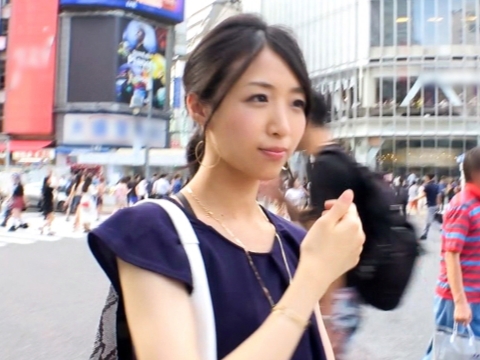 【美ボディお姉さんの密着セックス】『もっと奥まで…』スレンダー美人が正常位で男と激しく絡み合う♥ 敏感なオマンコにチンポをぶち込まれ、激ピストンで感じまくるエロいお姉さん！