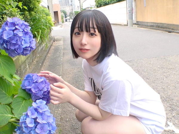 【初撮り素人娘】ネットで釣れた童顔ロリ美少女、パイパンま○こを激しく責められ連続絶頂！男優のデカチンに翻弄され、ウブな表情で感じまくる！♥︎