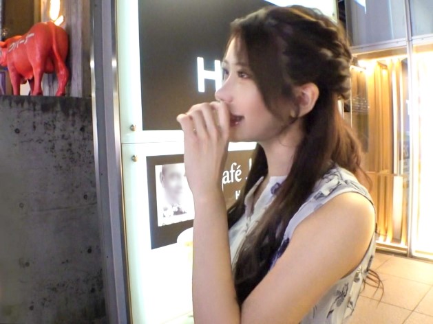 【素人ナンパ】綺麗系で清楚な見た目なのに乳首ビンビン⇒手マンで大量潮吹き！「気持ち良すぎ・・・♥」チンポにうっとりｗ