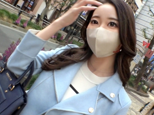 【美脚お姉さんのご奉仕フェラ】ロングヘアーの美人お姉さんが美脚全開でチンポにしゃぶりつき！ビンビンに勃起させたチンコに夢中になるエロプレイ♡