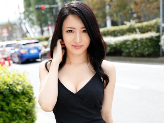 【人妻ナンパ】『旦那じゃ満足できないの…』30代とは思えない美ボディのセレブ妻が、夫以外のチ○ポで激イキ！Tバックから覗く美尻がエロすぎる！