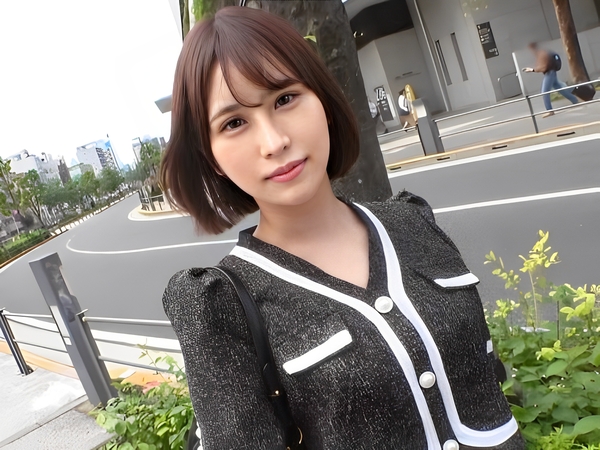 【ドーナツ屋さんのSS級美女がエッチなアルバイト】可愛い笑顔で接客する彼女が、裏では上目遣いでフェラチオ！騎乗位でチ○ポを丸呑みする姿は必見♡甘い香りに包まれたエロすぎる裏バイト！