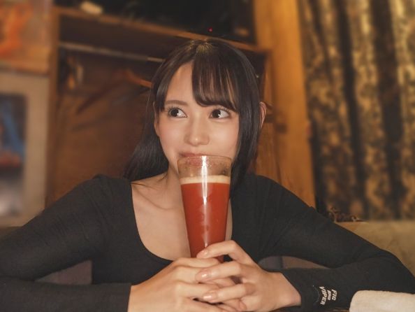 【スレンダー美少女と乱交】ミステリアスな雰囲気の美少女が4Pで大胆に！妖艶なカラダをビクビクさせ、何度も絶頂！美しい顔を歪ませ、快楽に溺れる姿は必見！