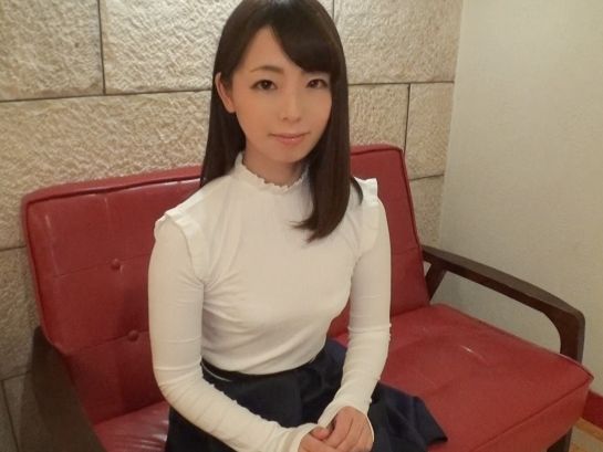 【若すぎる三十路お姉さんのAVデビュー】『気持ち良くしてあげる…』30歳とは思えないスレンダー美人が、大胆にAV挑戦！男の乳首を舐めながら手コキでシコシコ♥ 色気たっぷりのプレイに悶絶必至！