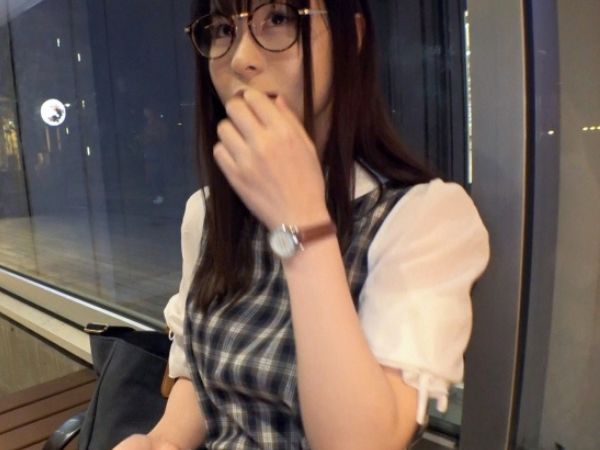 【幸薄系眼鏡女子の恥じらいナンパ】『ダメ…でも見たい…』素人美女がホテルで大胆に！チンポに手を伸ばす姿がエロかわいい初々しいセックス体験！♡