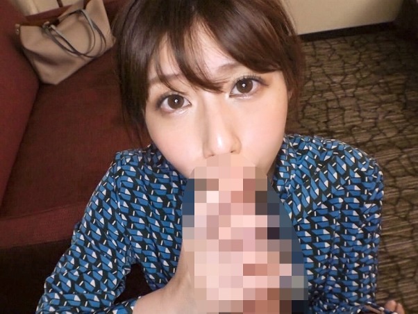 【人妻・変態女・美乳】「お願い…奥まで入れて」フェラでイキそうにさせたあと、挿入して即堕ち!潮漏れでベッドが濡れる!