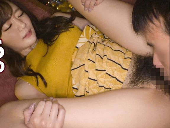 【彼氏じゃ物足りない？】『もっと激しくして…』欲求不満なビッチ美女が、彼氏以外の男と浮気セックス！剛毛マンコはマン汁でぐっちょり♥貪るようにチ○ポを求め、快楽に溺れるビッチな本性丸出し！