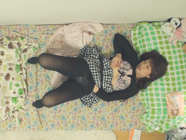 【盗撮オナニー】『誰かに見られてるかも…』素人娘が隠し撮りされた本気オナニー！おまんこを激しく弄りまくり、淫らな喘ぎ声で絶頂アクメ♥︎