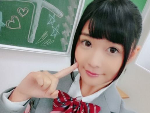 【素人】背徳感がエグすぎる制服姿の貧乳パイパンちゃん…バイブでキツまんを潮吹きさせて追撃の肉棒ピストン…♡