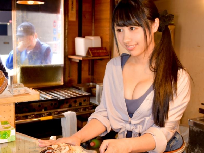 【たこ焼き屋看板娘の裏バイト】『お客さん…ダメですよ…』閉店後の店内で素人チンポに挑戦！恥じらいながらも感じまくり、たこ焼き以上にアツアツのセックスでイキまくる！！♡