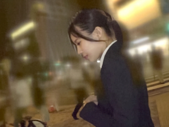 【スーツ女子の恥ずかしい秘密】『ダメ…ここじゃ…』真面目そうなスーツ姿の女子がナンパされ、ツルツルパイパンマ○コを電マ＆手マンで責められ、恥ずかしがりながらもビショ濡れに！