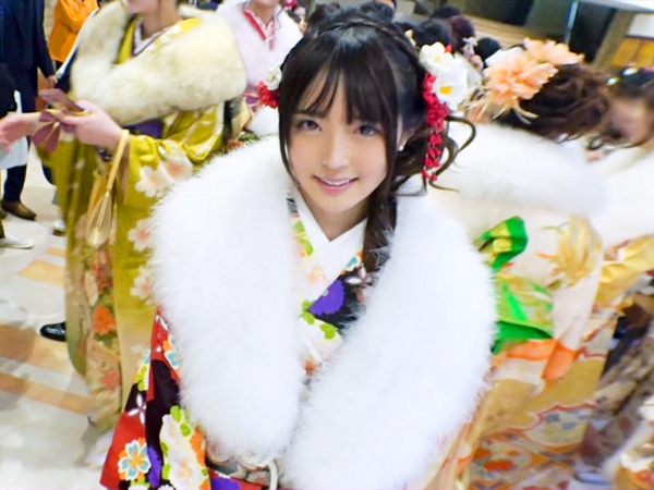 【成人式後の危険な夜】『初めてで…』純粋そうな美少女がナンパされ、ホテルでAVデビュー！2本のチンポに囲まれ、おまんこ激ハメ3Pで淫らに乱れまくる！初々しさが残るカラダがエロさ全開♥︎