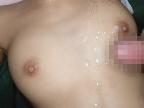 【キャンプNTR】『誰か来るかも…』テントの中でJDと禁断のセックス！無毛の敏感マンコに激ピストンで喘ぎまくり、勃起乳首にドピュッと射精しちゃう♥