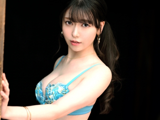 【美巨乳お姉さんのびしょ濡れセックス】敏感なパイパンマ○コを激しくかき回され、メス汁垂れ流し！チ○コで突かれるたびに感じまくり、乱れまくるエロい姿に興奮必至！