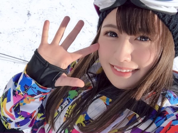 【ゲレンデ素人】雪山でぬくぬくしたスキーウェアの女の子を発見！脱がして見つけた小高いお山に滑空！雪よりも白いの放出！