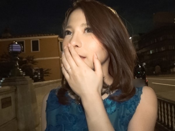 【美巨乳セレブ妻の危険な誘惑】『ダメ…でも気持ちいい…』欲求不満な人妻がニセ番組で騙され、自宅で他人棒に翻弄される！美乳を揺らしながら、禁断の快楽に溺れる♡