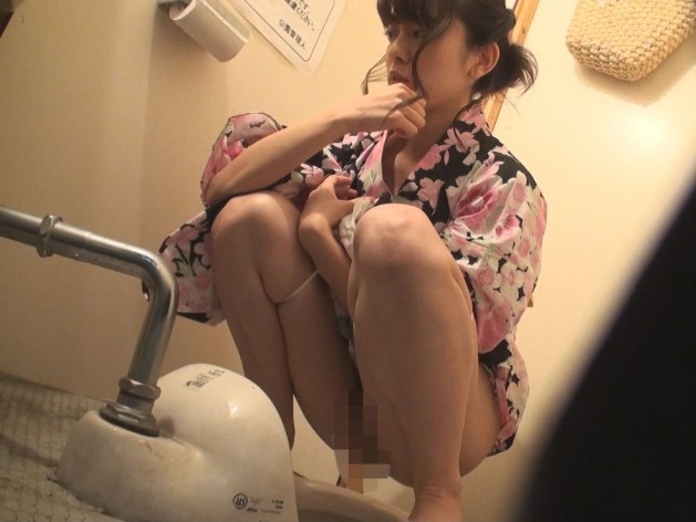 【浴衣美女の秘密のオナニー】『誰か来ちゃう…』花火大会の夜、浴衣姿の素人美女がトイレでこっそりオナニー！？隠し撮りされたアヘ声がエロすぎる！♡